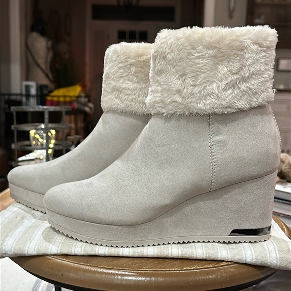 🪧 DKNY Women’s Nadra Faux Fur Wedge Booties in Vanilla Faux Suede, Size 9.5 - Picture 6 of 16